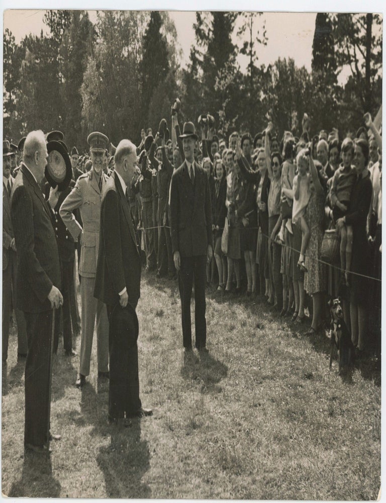 MR. CHURCHILL AND EMPIRE PRIME MINISTERS SEE INVASION TROOPS - An original 13 May 1944 Second...
