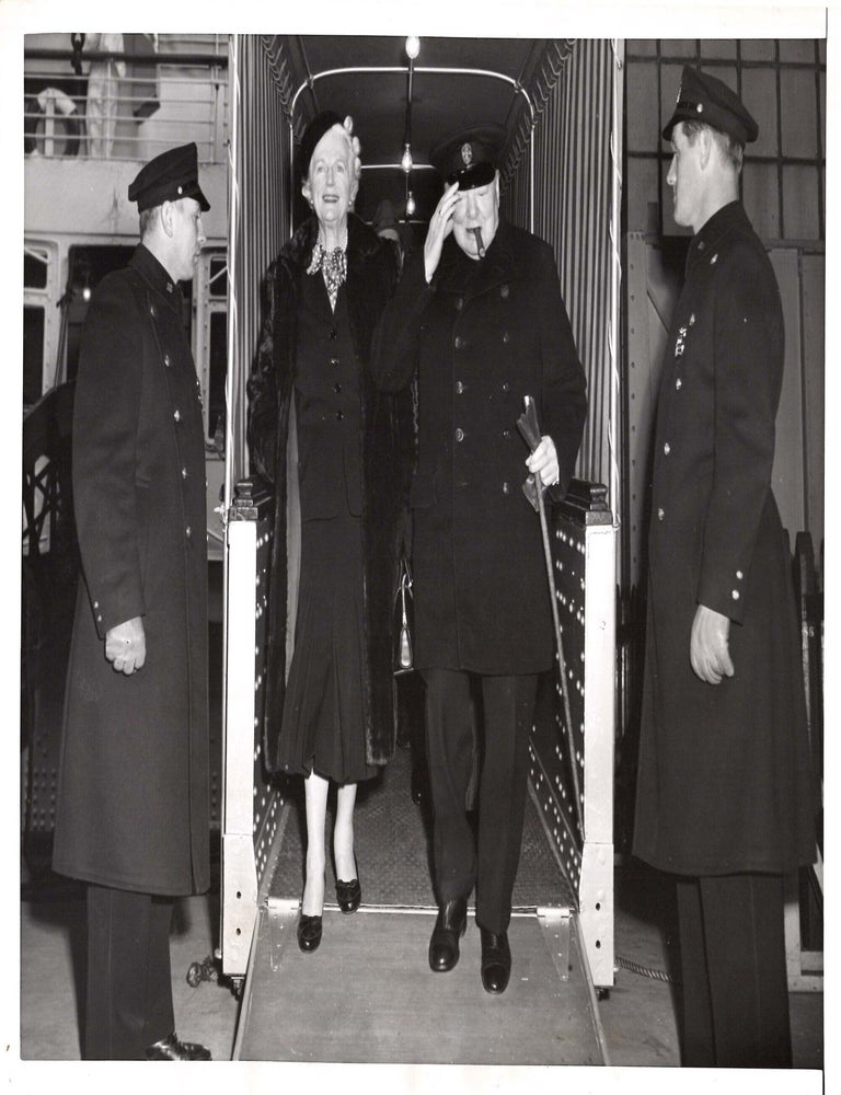 CHURCHILL AND WIFE ARRIVE - An original 5 January 1953 press photograph of British Prime Minister...