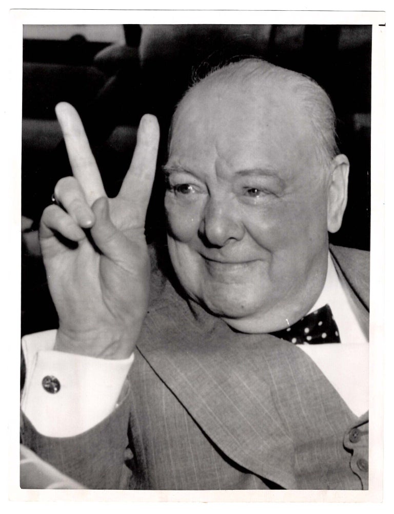 CHURCHILL AND FAMOUS SIGN IN WASHINGTON - An original press photograph of Sir Winston S....